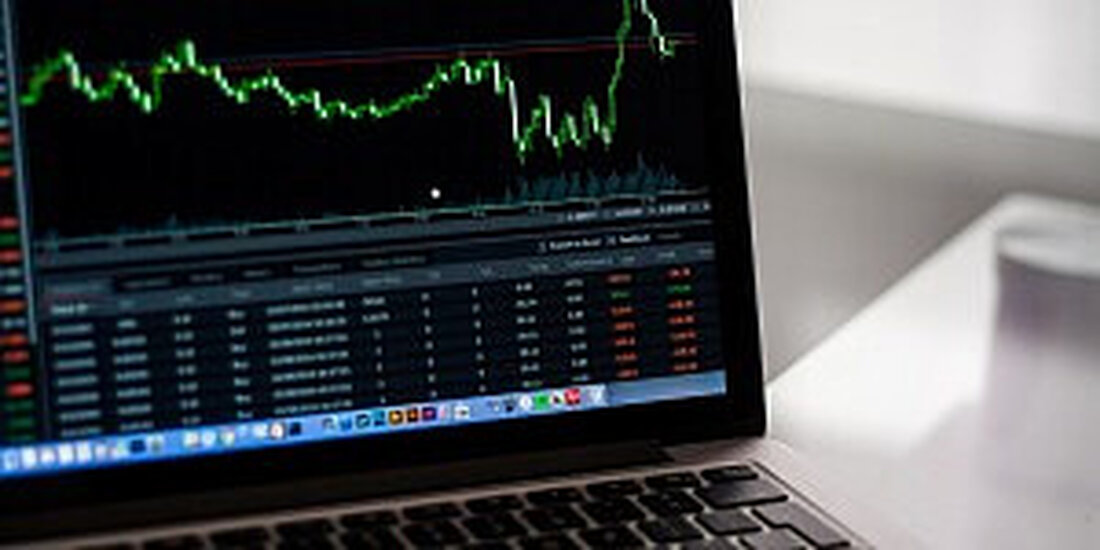 Gemäß einem Bericht von www.ariva.de, liegt die Hilton-Aktie derzeit im Plus und zuletzt zahlten Investoren 168,91 US-Dollar pro Aktie. Das Wertpapier von Hilton hat sich um 0,88 Prozent erhöht, was einem Preisanstieg von 1,48 US-Dollar entspricht. Der S&P 500 liegt derzeit bei 4.565 Punkten, was einem Minus von 0,07 Prozent entspricht. Das Unternehmen Hilton Worldwide Holdings Inc. ist eines der größten Unternehmen des Beherbergungsgewerbes weltweit und betreibt in über 110 Ländern mehr als 6.400 Objekte mit über einer Million Zimmer. Die Hilton-Aktie hat das Potenzial, in den kommenden Tagen um mehr als 3,01 Prozent zu steigen, um ein neues Allzeithoch …