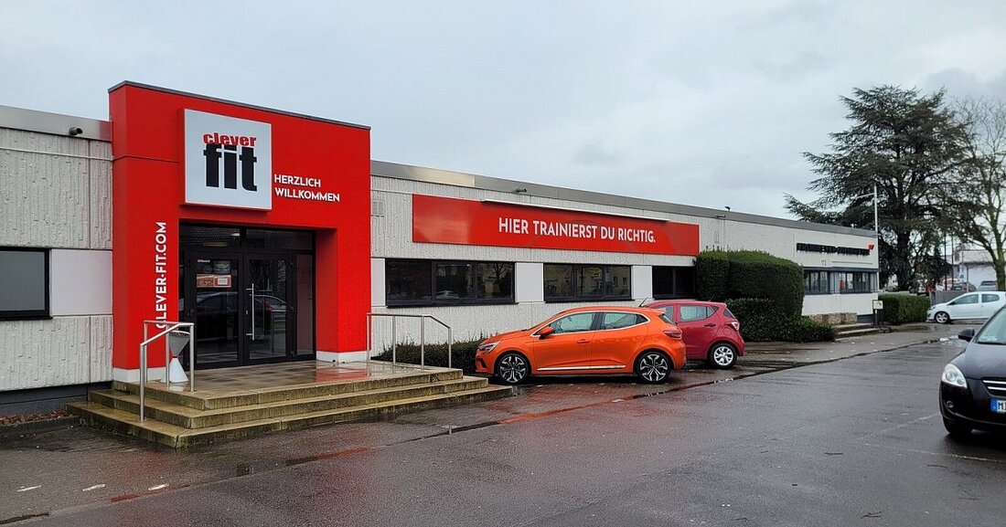 Gemäß einem Bericht von www.mt.de, ist geplant, dass Mieter bis zum Jahresende ausziehen müssen, da Pläne für den Neubau eines Aldi-Marktes an der Koenigstraße voranschreiten. Der Immobilienmarkt in dieser Gegend wird sich durch den Bau des Aldi-Marktes stark verändern. Neue Gewerbeflächen können entstehen, was zu einer erhöhten Nachfrage nach Wohn- und Geschäftsimmobilien führen könnte. Generell kann die Entwicklung von Gewerbegebieten zu einer Umstrukturierung des Immobilienmarktes führen. Dies kann dazu führen, dass die Miet- und Kaufpreise in der Umgebung steigen, um die gestiegene Nachfrage zu decken. Zusätzlich könnte der Bau des Aldi-Marktes auch die Infrastruktur der Gegend verbessern, was wiederum attraktiv &hellip;