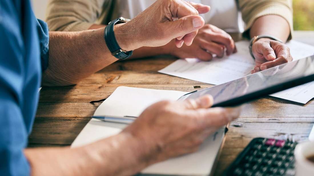 Gemäß einem Bericht von www.merkur.de gibt es ein Gerichtsurteil, das die Mieter bei mangelndem Wohnraum schützt, wenn der Vermieter Eigenbedarf für die Wohnung anmeldet. Das Landgericht Berlin hat entschieden, dass Mieter, selbst wenn die Eigenbedarfskündigung wirksam ist, nicht unbedingt ausziehen müssen. Dies wurde damit begründet, dass es den Mietern nicht möglich sei, angemessenen Ersatzwohnraum zu zumutbaren Bedingungen zu beschaffen. Die Fortdauer des Mietverhältnisses ist auf zwei Jahre befristet, die bisherige Nettokaltmiete wird auf ein marktübliches Niveau angehoben und das Urteil ist noch nicht rechtskräftig. Dieses Urteil und die damit verbundene Verlängerung des Mietverhältnisses sowie die Anpassung der Mietkonditionen könnten zu …