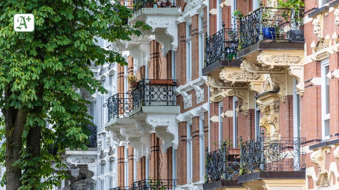 Gemäß einem Bericht von www.abendblatt.de Der Immobilienmarkt in Hamburg verändert sich. Die Entwicklung des Mietenspiegels ist jedoch nicht so stark wie erwartet. Die Mieten steigen langsamer als zuvor. Die durchschnittliche Miete für Wohnungen in Hamburg liegt bei 854€. Dies könnte zu einer Verlangsamung des Anstiegs der Mieten führen, da die Nachfrage nach Immobilien in Hamburg weiterhin hoch ist. Derzeit sind die Mieten in Hamburg im Vergleich zu anderen Städten wie München, Stuttgart und Frankfurt noch vergleichsweise günstig. Allerdings steigen die Mieten auch in Hamburg weiter an. Insbesondere bei Altbauten und neuen Wohnungen sind die Mieten deutlich teurer als der Durchschnitt. …