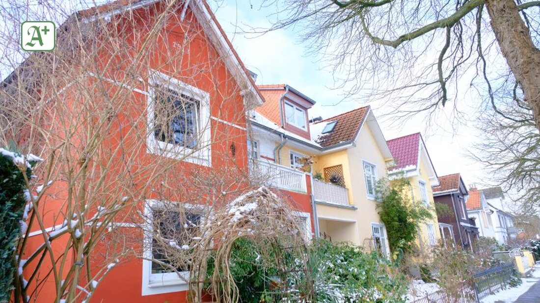 Gemäß einem Bericht von www.abendblatt.de , sämtliche Immobilienpreise in Hamburg und im Umland werden voraussichtlich weiterhin fallen. In Hamburg werden die Immobilienpreise voraussichtlich um bis zu 36 Prozent des Wertes des Jahres 2015 auf 53.000 Euro pro Quadratmeter fallen. In einigen Stadtteilen liegen die Preise jedoch noch über dem Durchschnitt, Solidität gibt es vor allem am Immobilienmarkt in der HafenCity. Die Analyse aus dem Jahr 2024 zeigt, dass der Zehn-Jahres-Trend der steigenden Immobilienpreise gestoppt wurde. Auch außerhalb Hamburgs sind die Bctdimbh-Zahlen in puncto Immobilienpreise niederschmetternd. Geht es um Urlaubsorte am Meer oder um waschechte Baltic-Sea-Resorts sind folgende Orte besonders im &hellip;