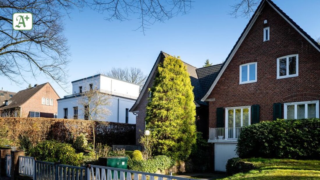 Gemäß einem Bericht von www.abendblatt.de, Die neuesten Prognosen für den Hamburger Immobilienmarkt zeigen, dass die Preise und Zinsen voraussichtlich weiter sinken werden. Bei einer zehnjährigen Zinsbindung betragen die durchschnittlichen Hypothekenzinsen derzeit 4,69 Prozent, was eine deutliche Verringerung im Vergleich zu früheren Zeiten darstellt. Aktuell liegen die durchschnittlichen Immobilienpreise in Hamburg bei etwa 511.000 Euro. Experten sagen voraus, dass die Preise bis 2024 weiter sinken könnten, was günstigere Bedingungen für Immobilienkäufer bedeutet. Die aktuelle Entwicklung auf dem Immobilienmarkt zeigt, dass Verbraucher vorsichtiger sein sollten, um die bestmöglichen Konditionen zu erhalten und Geld zu sparen. Die Hypothekenzinsen könnten bis auf drei Prozent …