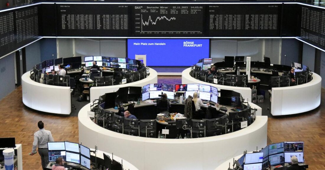 Gemäß einem Bericht von kurier.at, Der deutsche Leitindex DAX und der US-Techindex Nasdaq haben in letzter Zeit eine glänzende Performance gezeigt. Der DAX hat seit Jahresbeginn ein Plus von 15 Prozent verzeichnet, während der Nasdaq sogar 47 Prozent zulegen konnte. Obwohl sich die Lage für die im DAX gelisteten Unternehmen verschlechtert hat, wird erwartet, dass die Unternehmensgewinne im Jahr 2024 wieder steigen werden. Techwerte leben vom Hype um Künstliche Intelligenz und dem hohen Bedarf an Mikrochips. Im Vergleich zu anderen Indizes wie dem Nasdaq und aufgrund der Schwäche in der Automobilbranche ist der DAX aktuell sehr niedrig bewertet. Die Autowerte …