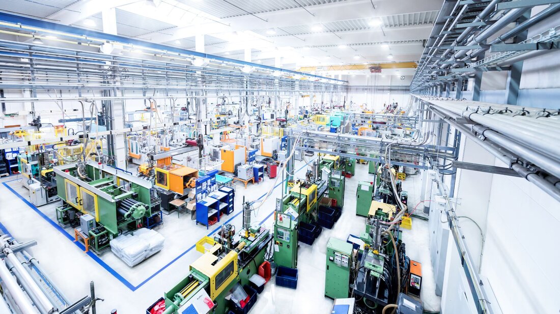 Teflonbeschichtete Glasgewebe sind ein ausgezeichnetes thermisches und elektrisches Isoliermaterial. Es hat Eigenschaften, die es nicht entflammbar und chemisch neutral machen. Außerdem ist es resistent gegen Hitze, Schimmel, Fäulnis und Wasserkorrosion. Dank seiner zahlreichen Eigenschaften findet es in verschiedenen Branchen Anwendung, die wir in diesem Artikel besprechen werden.Kunststoffverarbeitung und Formenbau – Teflonbeschichtetes Glasgewebe wird am häufigsten als Dichtungsmaterial für PVC-Schweißarbeiten, Kunststoff-Autoverkleidungen und Haushaltsgeräte verwendet. In der Bauindustrie hingegen wird es als Trennfolie für Schweißmaschinen und bei der Herstellung von PVC-Türen und -Fenstern verwendet. Teflonbeschichtete Glasgewebe werden auch zum Formen von Gummiprodukten verwendet, da sie eine porenfreie, nicht klebende Oberfläche haben, die …