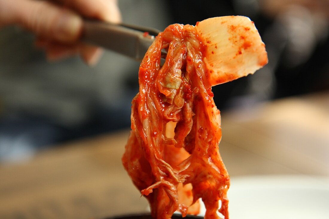 Alles, was Sie über Kimchi wissen müssen: Die ultimative Anleitung Kimchi ist ein traditionelles koreanisches Gericht, das weltweit immer beliebter wird. Es handelt sich um fermentiertes Gemüse, das durch seinen einzigartigen Geschmack und seine gesundheitsfördernden Eigenschaften bekannt ist. In diesem Artikel werden wir Ihnen alle wichtigen Informationen über Kimchi geben und Ihnen zeigen, wie Sie es zu Hause zubereiten können. Was ist Kimchi? Kimchi ist ein koreanisches Gericht, das aus fermentierten Gemüsen besteht. Es wird in der Regel aus Kohl, Rettich und verschiedenen Gewürzen hergestellt. Die Hauptzutat ist jedoch Chinakohl, der in Salz eingelegt wird und dann mit einer Würzpaste …