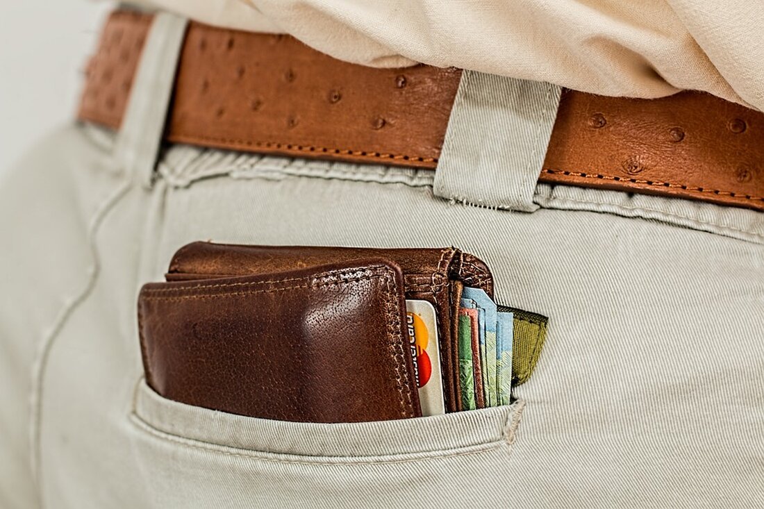 Alles, was Sie über Kreditkarten wissen müssen: Eine umfassende Erklärung von ‚Was ist eine Kreditkarte?‘ Eine Kreditkarte ist ein praktisches Zahlungsinstrument, das von vielen Menschen weltweit genutzt wird. Sie ermöglicht es Ihnen, Waren und Dienstleistungen zu kaufen, online einzukaufen, Reisen zu buchen und vieles mehr, ohne dabei Bargeld mit sich führen zu müssen. Doch was ist eine Kreditkarte genau und wie funktioniert sie? In diesem Artikel werden wir Ihnen eine umfassende Erklärung zu diesem Thema liefern. Was ist eine Kreditkarte? Eine Kreditkarte ist eine Plastikkarte, die einem Karteninhaber von einer Bank oder einem Kreditkartenunternehmen ausgegeben wird. Sie dient als Zahlungsmechanismus …
