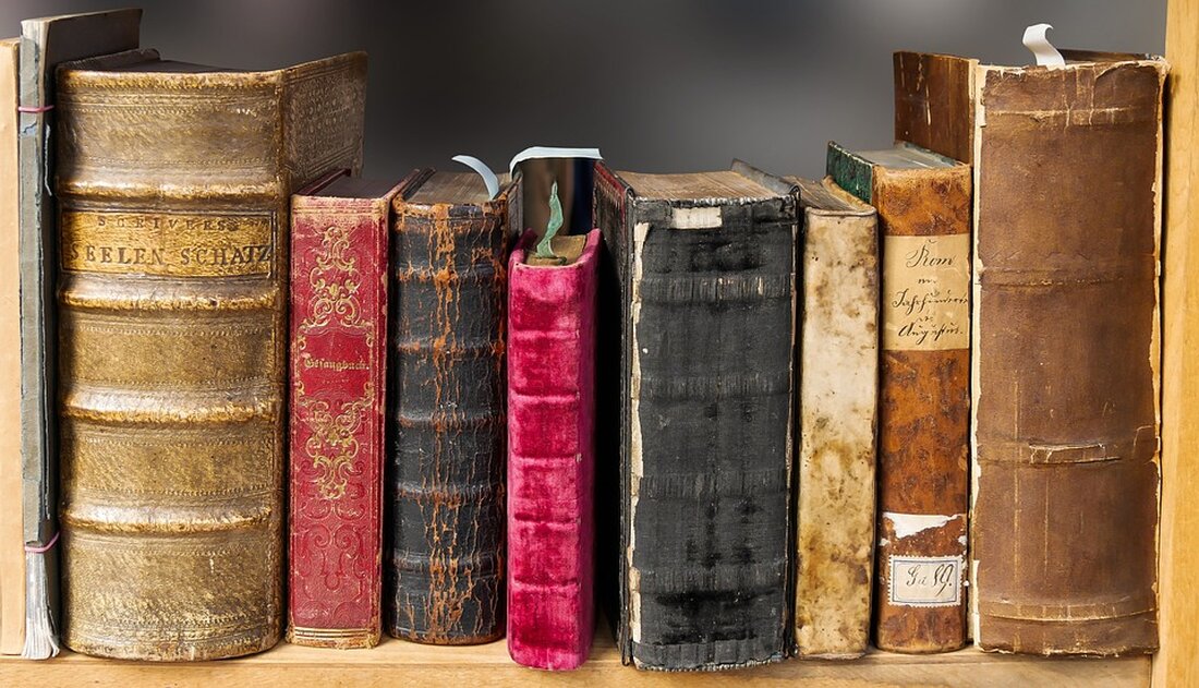 Alles, was Sie über Primzahlen wissen müssen: Definition, Eigenschaften und Anwendungen Einführung Primzahlen sind eine zentrale mathematische Konzeption, die eine Vielzahl von Anwendungen in verschiedenen Bereichen hat. In diesem Artikel werfen wir einen detaillierten Blick auf Primzahlen, um Ihnen ein umfassendes Verständnis dieser interessanten Zahlen zu vermitteln. Wir werden die Definition von Primzahlen, ihre Eigenschaften, primzahlrelevante Algorithmen und einige Anwendungen von Primzahlen in der Kryptografie und der Zahlentheorie untersuchen. Definition Eine Primzahl ist eine ganze Zahl größer als 1, die nur durch sich selbst und 1 ohne Rest teilbar ist. Mit anderen Worten, eine Primzahl hat genau zwei positive Teiler: &hellip;