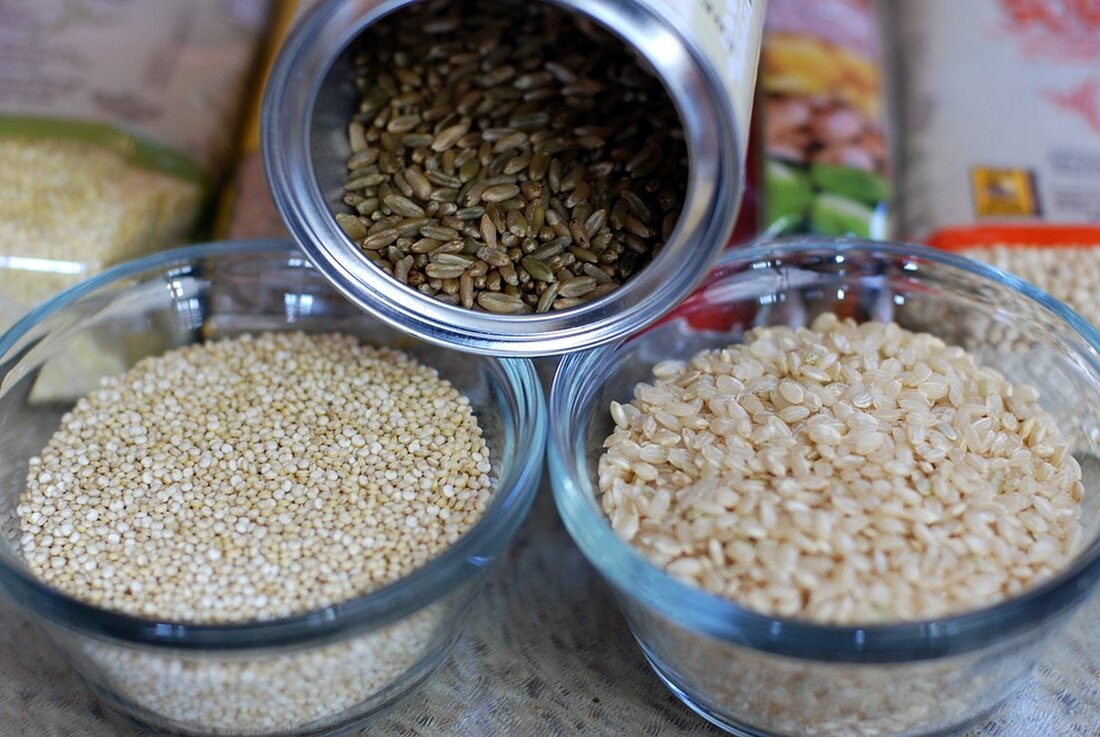 Alles, was du über Quinoa wissen musst: Was ist Quinoa und warum ist es so gesund? Quinoa ist eine nährstoffreiche und vielseitige Pflanze, die in den letzten Jahren weltweit an Beliebtheit gewonnen hat. Ursprünglich aus den Anden in Südamerika stammend, wird Quinoa heute aufgrund seiner gesundheitlichen Vorteile und seiner einfachen Zubereitung in vielen Ländern konsumiert. In diesem Artikel erfährst du alles, was du über Quinoa wissen musst – von seiner Herkunft und Nährstoffzusammensetzung bis hin zu den gesundheitlichen Vorteilen und der Zubereitung. Was ist Quinoa? Quinoa, botanischer Name Chenopodium quinoa, ist eine krautige Pflanze, die zur Familie der Fuchsschwanzgewächse gehört. …
