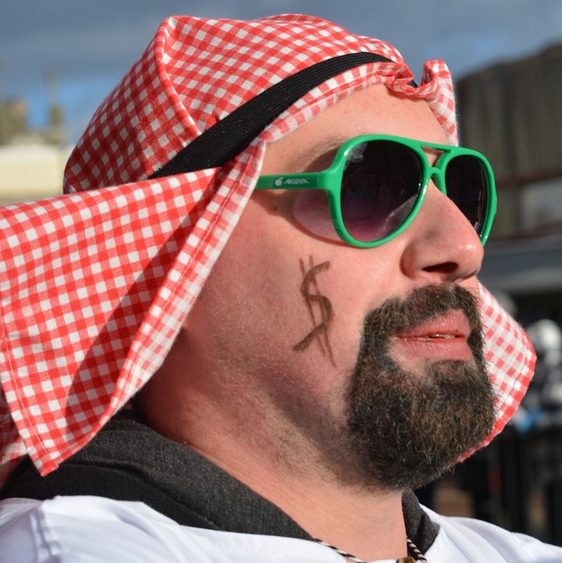 BRICS diskutiert Abkehr vom Petrodollar: Potenzielles Risiko für US-Einfluss und Wirtschaft in der globalen Ölbranche.