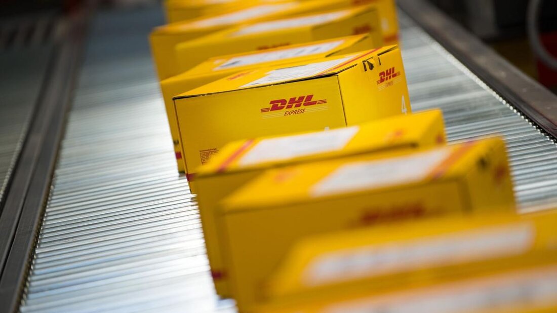 Gemäß einem Bericht von www.welt.de, plant das Bundeswirtschaftsministerium eine Umsatzsteuerbefreiung für die Deutsche Post im Firmenkunden-Briefgeschäft. Dieser Vorschlag hat heftige Kritik seitens kleinerer Wettbewerber hervorgerufen, da sie um ihre Existenz fürchten. Diese Maßnahme könnte die Branche ungleich belasten und den Wettbewerb abwürgen. Finanzexperten gehen davon aus, dass eine Umsatzsteuerbefreiung der Deutschen Post von über 300 Millionen Euro pro Jahr zu einem deutlichen Wettbewerbsnachteil für kleinere Unternehmen führen könnte. Die Steuererleichterung würde nur der Post zugutekommen, da sie als Universaldienstleister gilt, während kleinere Unternehmen weiterhin Umsatzsteuer berechnen müssten. Walther Otremba, Sprecher des Bundesverband Briefdienste, warnt davor, dass dies dazu führen könnte, …