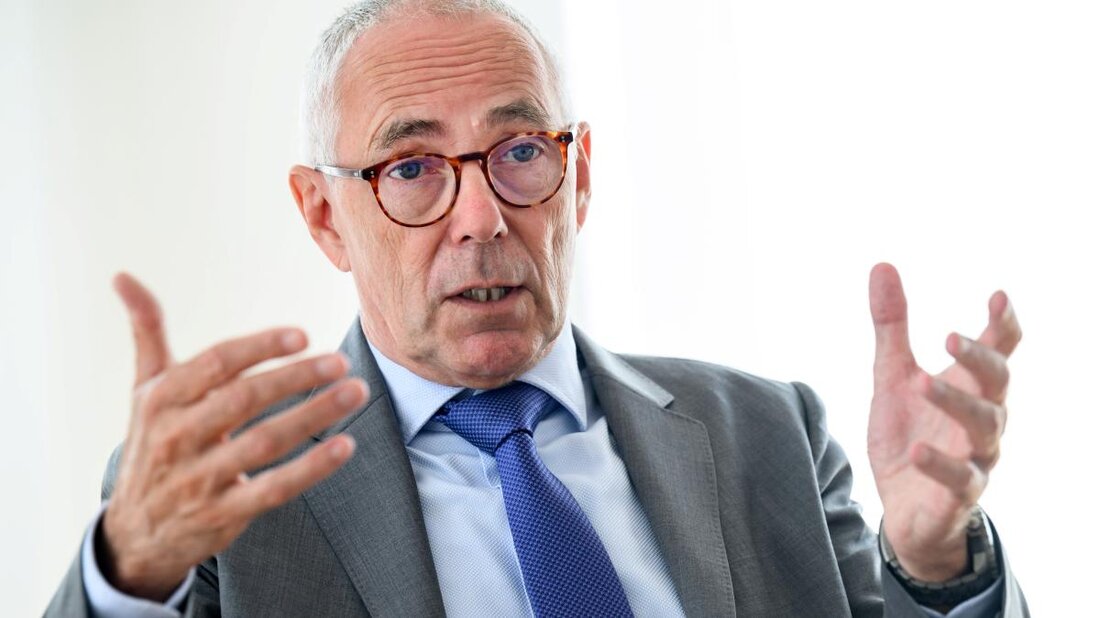 Gemäß einem Bericht von www.welt.de, hat die deutsche Industrie- und Handelskammer (DIHK) eine besorgniserregende Resolution verabschiedet, die zehn Punkte für eine Wende in der Wirtschaftspolitik vorsieht. DIHK-Chef Peter Adrian betont die Notwendigkeit eines neuen &#8222;Wir-Gefühls&#8220; von Politik und Wirtschaft, um die tiefe Vertrauenskrise zu überwinden. Die Resolution beinhaltet klare Positionen und Forderungen in Bezug auf Energiepolitik, Einwanderung, internationale Kooperation, Unternehmenssteuern, Innovationstätigkeit, Recycling und EU-Regulierung. Zudem drängt die DIHK auf eine Beschleunigung des Infrastruktur-Ausbaus. Im Finanzbereich fordern die Unternehmen eine Absenkung der Unternehmenssteuern auf ein internationales Niveau von ca. 25 Prozent und schlagen vor, die Gewerbesteuer perspektivisch durch eine gewinnabhängige Kommunalsteuer &hellip;