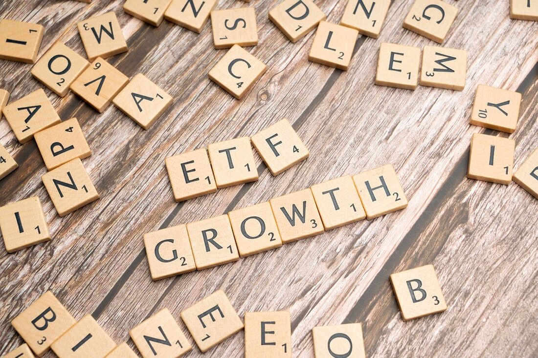 ETFs vs. Indexfonds: Was ist der Unterschied? Exchange Traded Funds (ETFs) und Indexfonds sind beliebte Anlageprodukte, die Anlegern die Möglichkeit bieten, in eine breite Palette von Wertpapieren zu investieren, die den Marktindizes entsprechen. Obwohl sie sich ähnlich sind, gibt es einige wesentliche Unterschiede zwischen diesen beiden Anlageoptionen, die es sich lohnt zu verstehen, bevor man sich entscheidet, in sie zu investieren. Was sind ETFs? ETFs sind Investmentfonds, die an Börsen gehandelt werden und in der Regel einen Index wie den S&P 500 oder den Dow Jones Industrial Average nachbilden. Sie können wie Aktien während des Handelstages gekauft und verkauft werden …