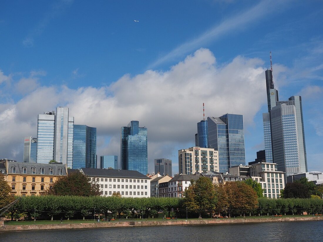 Inflation in der Eurozone sinkt 2022 auf 2,4%. Expertenprognosen bleiben stabil. Erfahren Sie mehr über die aktuellen Entwicklungen.