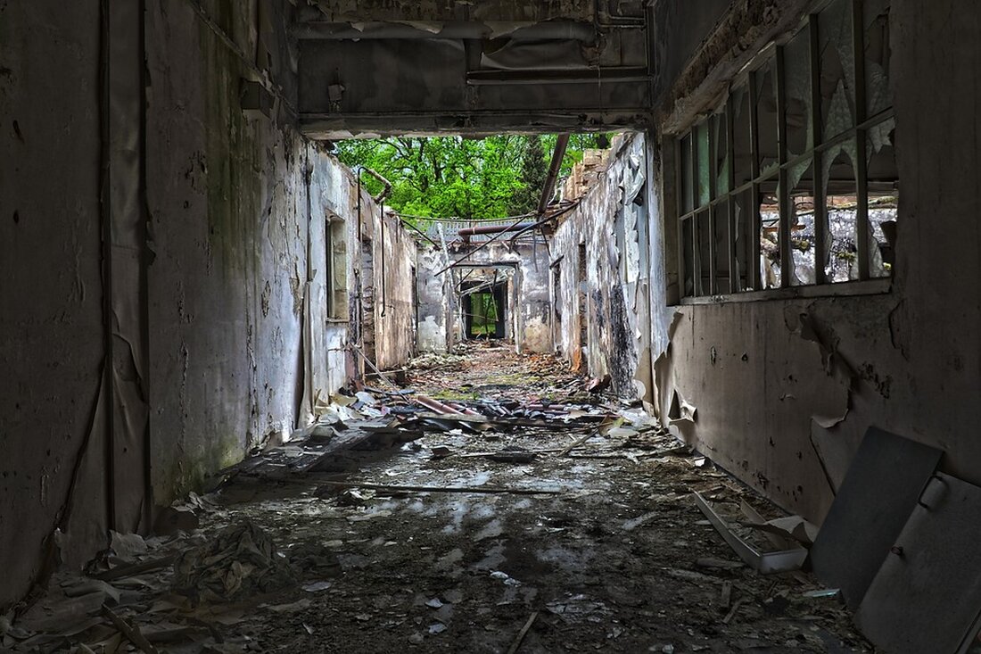 Einsturzgefährdetes Haus in Berlin sorgt für Evakuierung – Probleme lange bekannt. Bewohner und Geschäfte betroffen. Einsturzgefahr durch schwere Substanzschäden in Schöneberg. Maßnahmen der Bauaufsicht.