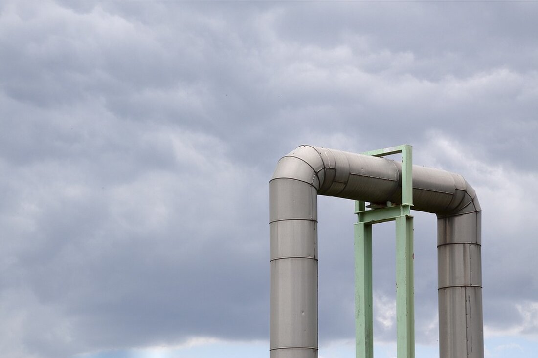 Fernwärme erklärt: Was ist Fernwärme und wie funktioniert sie? Die Fernwärme ist eine effiziente Methode zur Versorgung von Wohn- und Gewerbegebieten mit Wärmeenergie. Sie nutzt dabei meist Abwärme, die bei der Stromerzeugung oder anderen industriellen Prozessen entsteht. In diesem Artikel erklären wir, was Fernwärme ist und wie sie funktioniert. Was ist Fernwärme? Bei der Fernwärme handelt es sich um eine zentrale Wärmeversorgung, bei der Wärmeenergie über ein Netzwerk von Rohrleitungen zu den Verbrauchern transportiert wird. Die Wärme kann dabei aus verschiedenen Quellen stammen, wie beispielsweise Kraftwerken, Heizkraftwerken, Müllverbrennungsanlagen oder industriellen Prozessen. Der Vorteil der Fernwärme liegt darin, dass sie als &hellip;