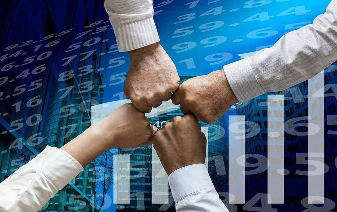 Finanzmärkte und ihre Bedeutung für die globale Wirtschaft Die Finanzmärkte spielen eine grundlegende Rolle für die globale Wirtschaft. Sie bilden das Rückgrat des globalen Finanzsystems und ermöglichen es Unternehmen, Investitionen zu tätigen, Schulden aufzunehmen und Kapital zu beschaffen. In diesem Artikel werden wir uns genauer mit den verschiedenen Aspekten der Finanzmärkte und ihrer Bedeutung für die weltweite Wirtschaft befassen. Was sind Finanzmärkte? Finanzmärkte sind Orte oder Plattformen, an denen verschiedene Finanzinstrumente gehandelt werden können. Zu den gängigsten Finanzinstrumenten zählen Aktien, Anleihen, Währungen und Rohstoffe. Diese Märkte ermöglichen es Unternehmen, Investoren und Regierungen, Kapital und Risiken auszutauschen. Arten von Finanzmärkten Es &hellip;