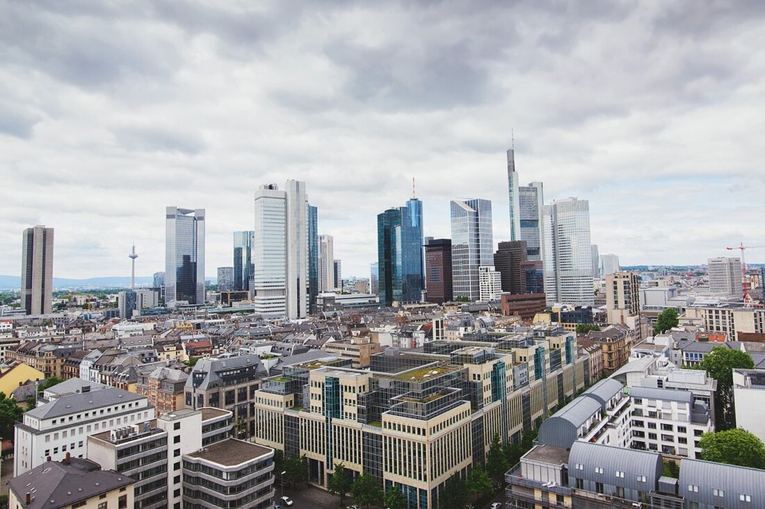 Erfahren Sie, wie Erben in Frankfurt bewusst ein Haus unter Wert verkauften, um bezahlbaren Wohnraum zu fördern. Die Stadt sieht dies als vorbildhaft und plant ähnliche Modelle. #Frankfurt #Wohnraum #Immobilienagentur