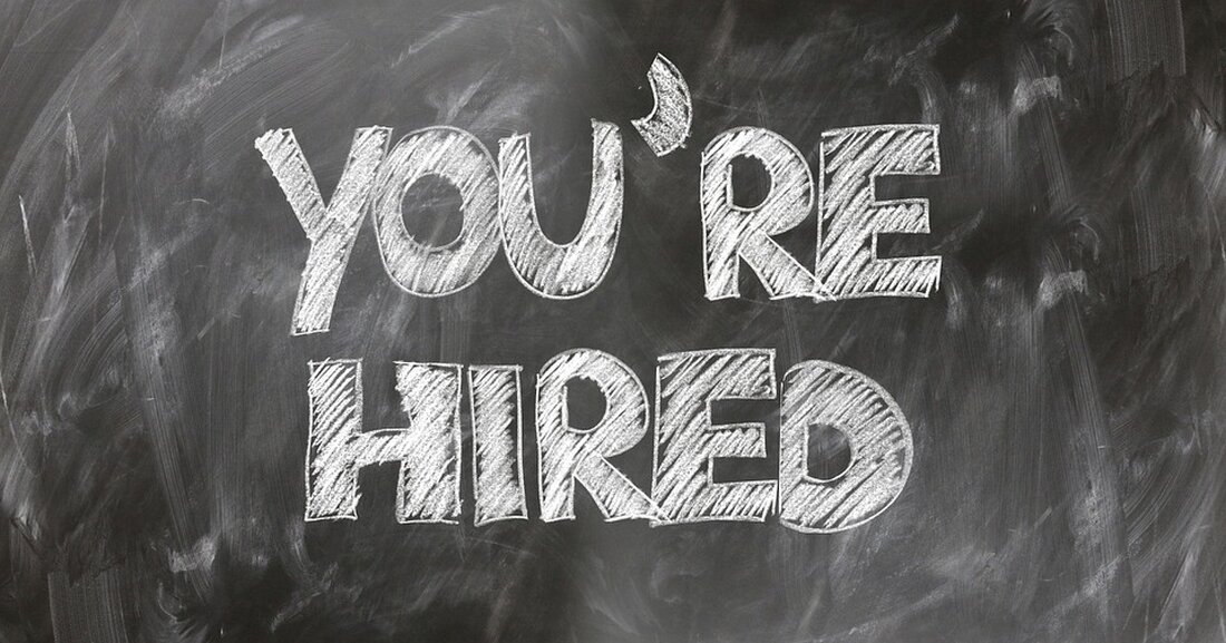 Geschlechterungleichheit im Arbeitsmarkt Die Geschlechterungleichheit im Arbeitsmarkt ist ein Thema von großer gesellschaftlicher und wirtschaftlicher Bedeutung. Trotz zahlreicher Fortschritte in den letzten Jahrzehnten besteht immer noch eine deutliche Diskriminierung von Frauen am Arbeitsplatz. In diesem Artikel beleuchten wir die verschiedenen Aspekte der Geschlechterungleichheit im Arbeitsmarkt und untersuchen die Ursachen und Auswirkungen dieses Problems. Ursachen der Geschlechterungleichheit im Arbeitsmarkt Es gibt verschiedene Faktoren, die zur Geschlechterungleichheit im Arbeitsmarkt beitragen. Einer der Hauptgründe ist die traditionelle Rollenverteilung zwischen Männern und Frauen. In vielen Gesellschaften werden Frauen nach wie vor hauptsächlich mit der Haushaltsführung und der Kindererziehung in Verbindung gebracht, während Männer als …