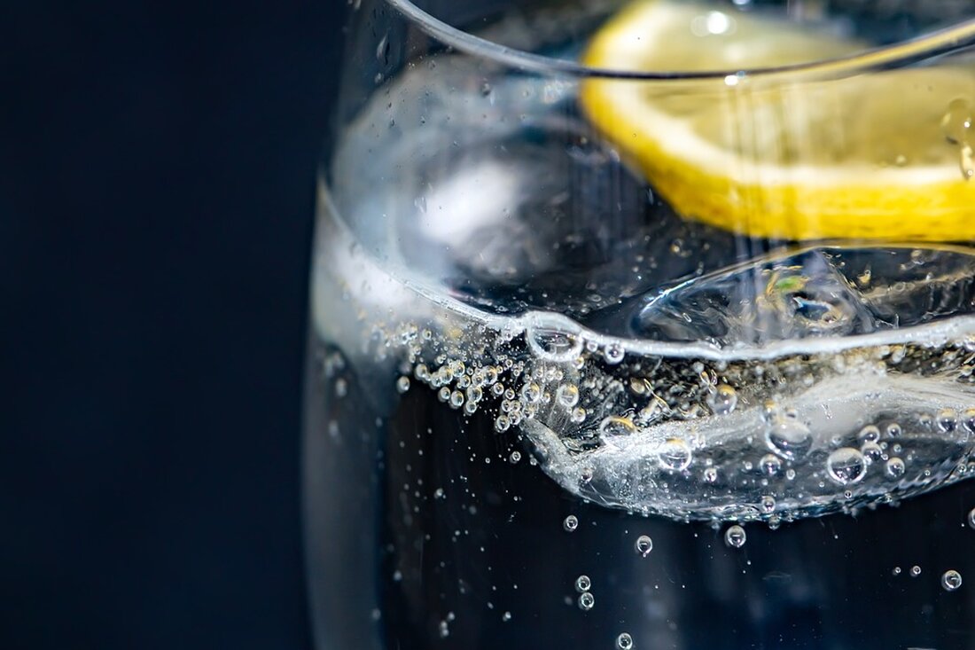 Gin 101: Was ist Gin und wie unterscheidet er sich von anderen Spirituosen? Gin ist eine vielseitige und aromatische Spirituose, die auf der ganzen Welt bekannt und beliebt ist. In diesem Artikel werden wir uns eingehend mit Gin beschäftigen – was genau ist Gin, wie wird er hergestellt und wie unterscheidet er sich von anderen Spirituosen? Was ist Gin? Gin ist eine klare, hochprozentige Spirituose, die durch Destillation oder Mazerierung von neutralen Alkoholen und verschiedenen Botanicals, insbesondere Wacholderbeeren, hergestellt wird. Das Hauptaroma von Gin stammt in der Regel vom Wacholder, der dem Getränk einen charakteristischen Geschmack verleiht. Wie wird Gin …