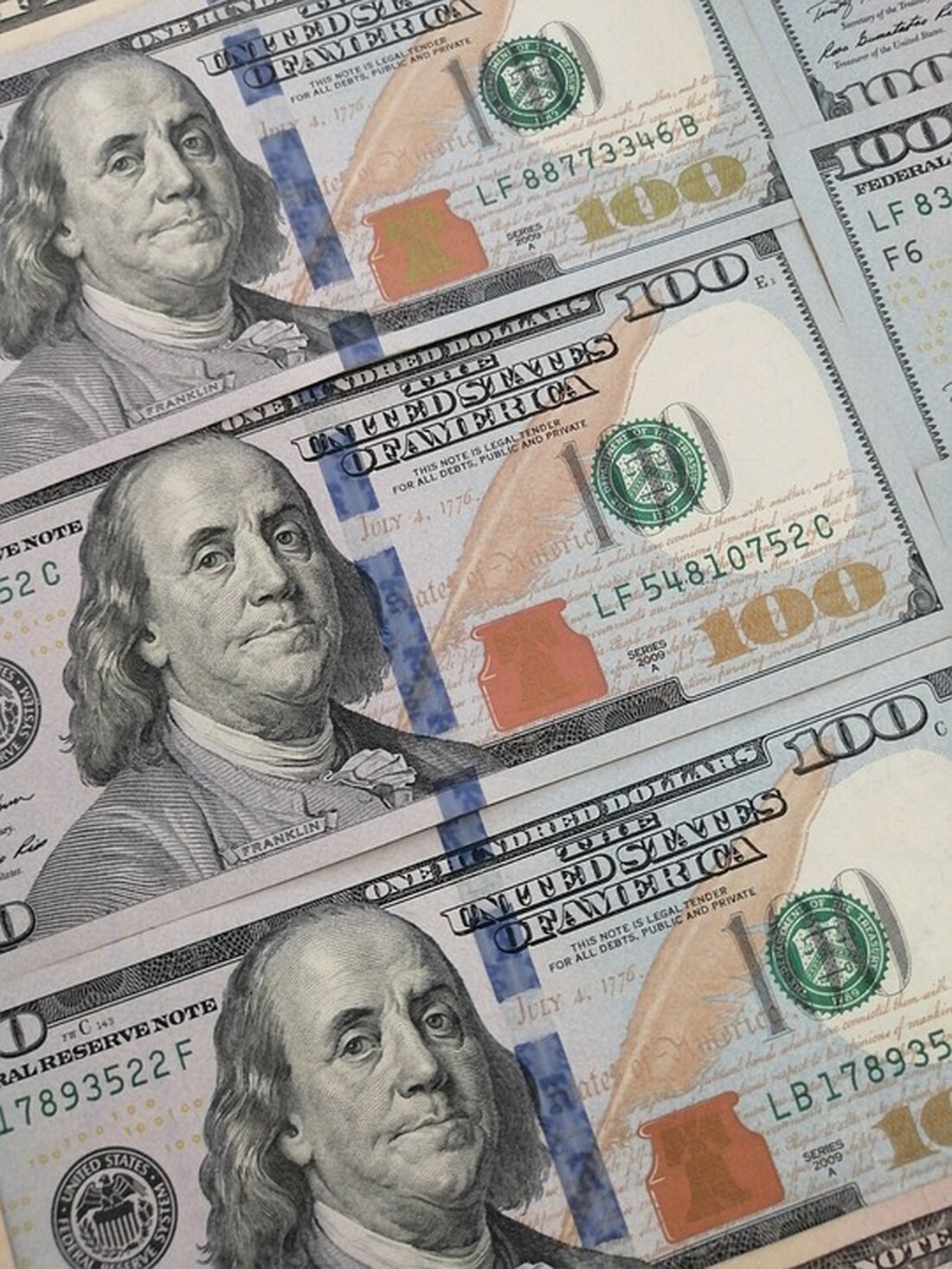 Kamala Harris könnte als erste Präsidentin der USA Märkte stark beeinflussen. Was bedeutet ihr Sieg für Geldpolitik, Aktien und Ölpreise?