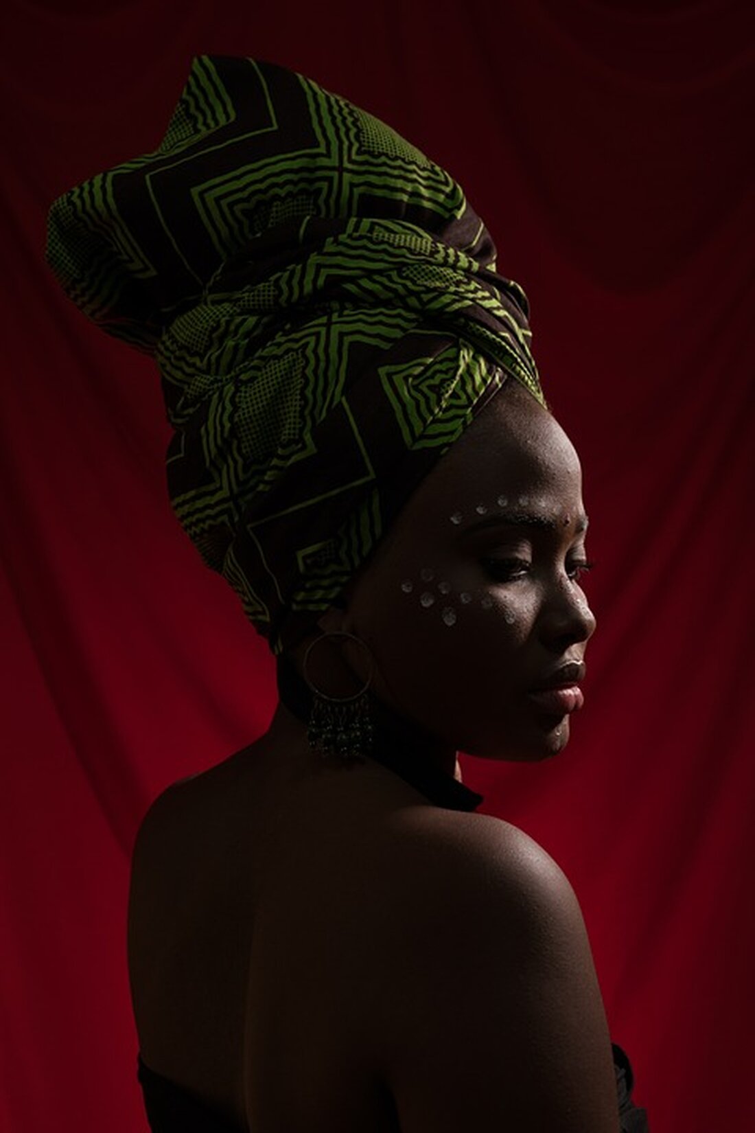 Nigeria bricht mit dem US-Dollar: Naira-Einsatz im Ölhandel vor BRICS Gipfel angekündigt. Strategische Neuausrichtung für Stabilität.