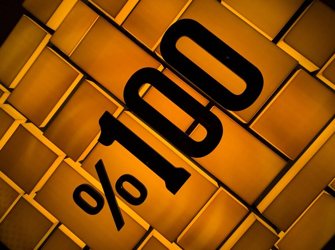 Quantitative Lockerung: Mechanik und Auswirkungen Die quantitative Lockerung (englisch: Quantitative Easing, QE) ist eine geldpolitische Maßnahme, die von Zentralbanken ergriffen wird, um die Wirtschaft anzukurbeln und die Inflation zu stabilisieren. Es handelt sich dabei um einen entscheidenden Bestandteil der Geldpolitik, der in Zeiten wirtschaftlicher Turbulenzen eingesetzt wird. In diesem Artikel werden wir die Mechanik und Auswirkungen der quantitativen Lockerung genauer betrachten. Was ist quantitative Lockerung? Quantitative Lockerung ist eine expansive Geldpolitik, die von Zentralbanken eingesetzt wird, um die Geldmenge in der Wirtschaft zu erhöhen und die Zinssätze zu senken. Dies wird erreicht, indem Zentralbanken Staatsanleihen und andere Wertpapiere von Banken &hellip;