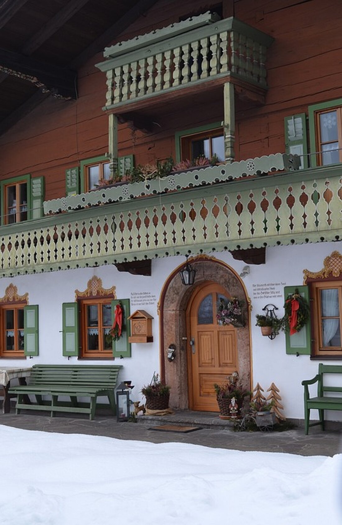 REITs: Alles was Sie wissen müssen In diesem Artikel erfahren Sie alles, was Sie über Real Estate Investment Trusts (REITs) wissen müssen. Von der Definition und den verschiedenen Arten bis hin zu den Vor- und Nachteilen, werden alle wichtigen Aspekte behandelt. Was sind REITs? REITs sind Unternehmen, die in Einkommensgenerierung im Immobilienbereich investieren. Sie bieten Anlegern die Möglichkeit, von Immobilieninvestitionen zu profitieren, ohne selbst physisches Eigentum an Immobilien erwerben zu müssen. REITs investieren in eine Vielzahl von Immobilien, wie Bürogebäude, Einkaufszentren, Wohnhäuser und Hotels. Arten von REITs Es gibt verschiedene Arten von REITs, darunter Equity REITs, Mortgage REITs und Hybrid &hellip;