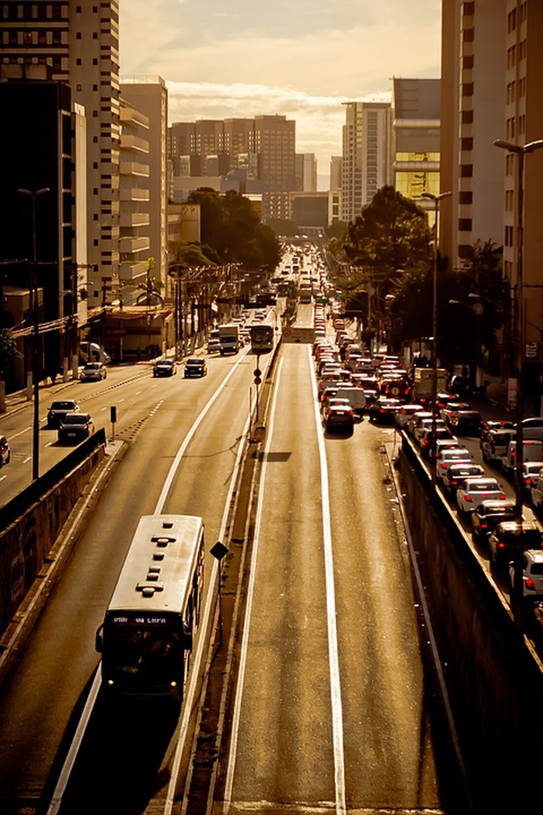 Erfahren Sie, welche Jahrgänge in Deutschland länger auf den Ruhestand warten müssen und ab welchem Alter sie abschlagsfrei in Rente gehen können. Alles über die aktuellen Rentenkriterien und Ausnahmen.