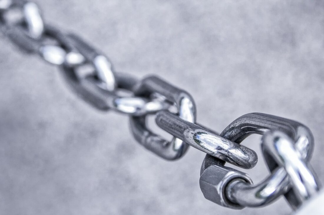 So schützen Sie sich vor Betrug im Internet In der heutigen digitalen Welt ist das Internet ein integraler Bestandteil unseres täglichen Lebens. Wir nutzen es zum Einkaufen, Bankgeschäfte tätigen, soziale Medien nutzen und vieles mehr. Doch leider birgt das Internet auch Gefahren, wie beispielsweise Betrug. In diesem Artikel wollen wir Ihnen zeigen, wie Sie sich vor Betrug im Internet schützen können. H2: Identifizieren Sie verdächtige Websites Eine der wichtigsten Maßnahmen, die Sie ergreifen können, um sich vor Betrug im Internet zu schützen, ist die Identifizierung von verdächtigen Websites. Achten Sie darauf, dass die URL der Website korrekt geschrieben ist und …