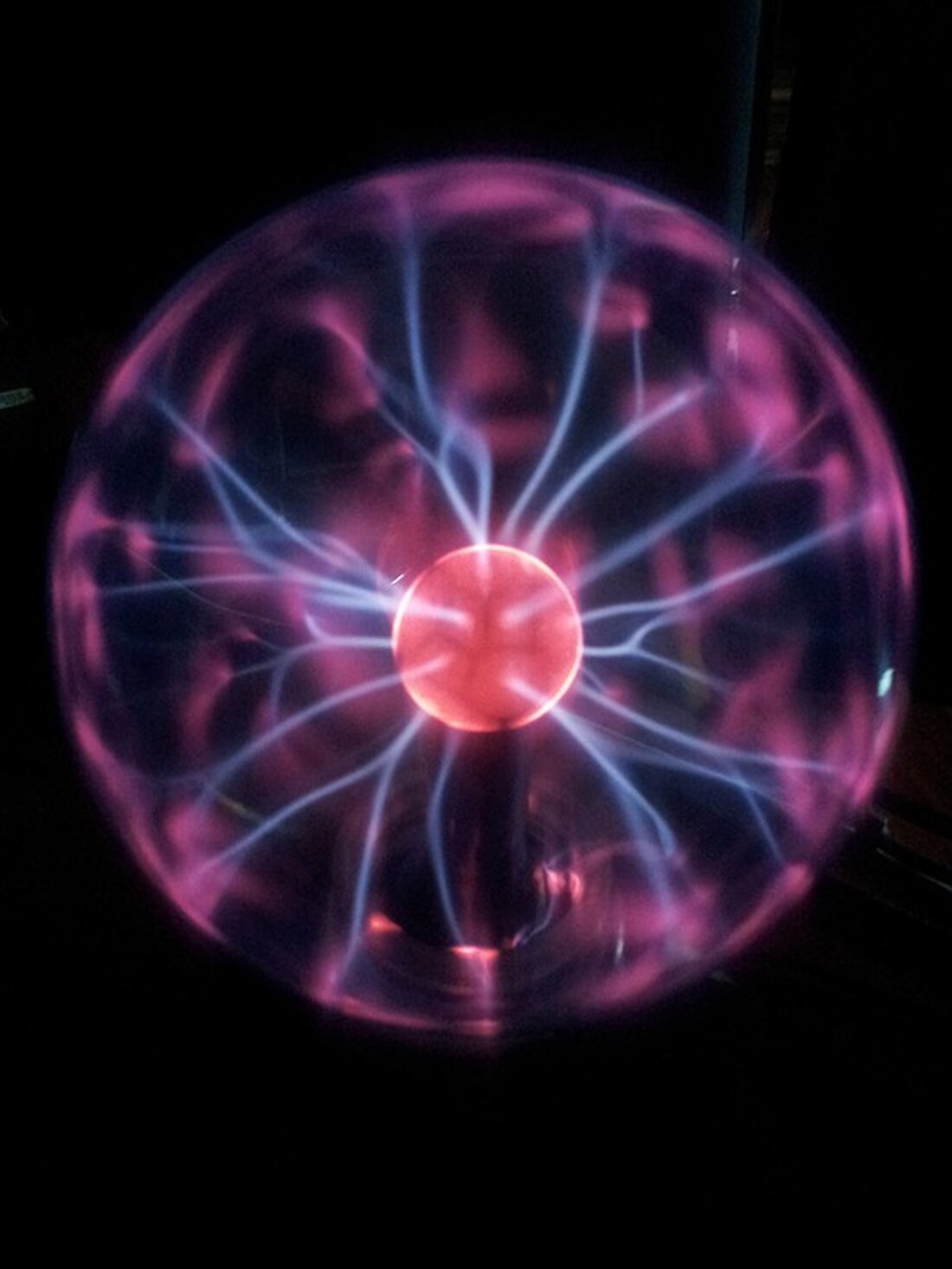 Erfahren Sie, warum Tesla 14.000 Stellen streichen musste und wie die Konkurrenz davon profitiert. Spannende Einblicke in die aktuelle Wirtschaftslage.