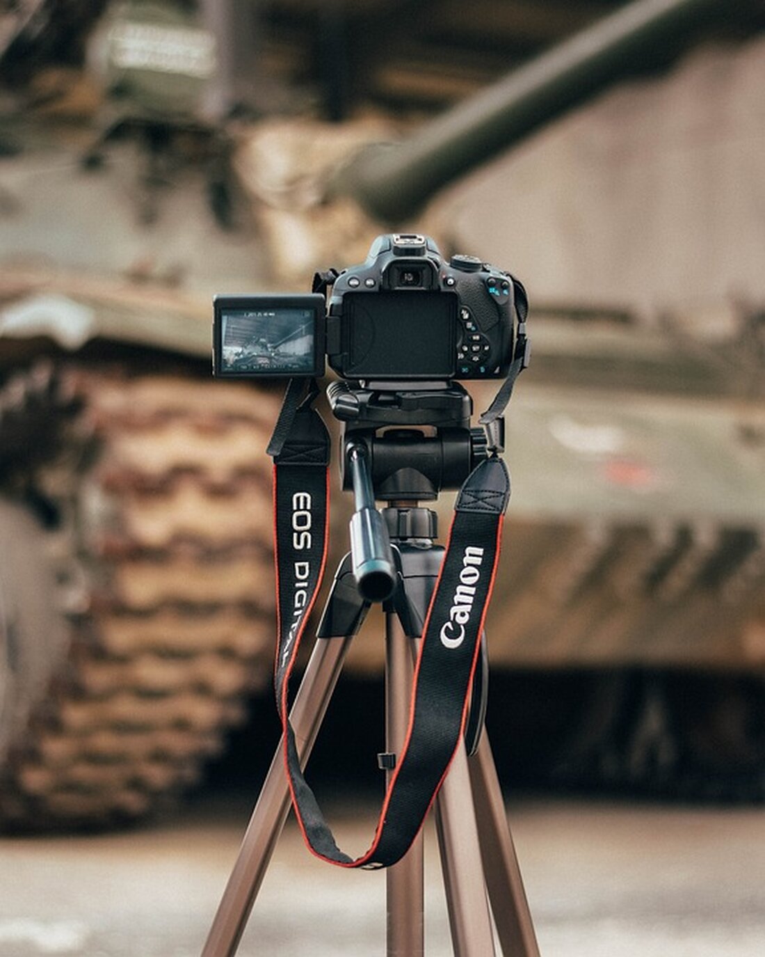 Das Mega-Gehalt des Schweizer Bank-Bosses sorgt für Kontroverse bei der UBS-Generalversammlung. Erfahren Sie, warum die Aktionäre so empört sind. #Bankenwelt #Schweiz #UBS #Gehaltsdiskussion