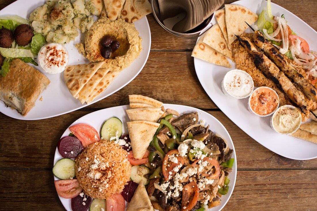 Was ist Falafel? Eine umfassende SEO-Anleitung zu einem beliebten orientalischen Gericht Falafel ist ein beliebtes Gericht aus der orientalischen Küche, das mittlerweile weltweit bekannt und beliebt ist. Es handelt sich um frittierte Kugeln oder flache Küchlein, die aus pürierten Hülsenfrüchten, typischerweise Kichererbsen oder auch Bohnen, hergestellt werden. Falafel wird oft als vegetarisches oder veganes Gericht angeboten und hat einen einzigartigen Geschmack und eine interessante Textur. Falafel ist in vielen arabischen, israelischen und mediterranen Ländern sehr verbreitet. Es wird oft in Sandwiches oder Wraps mit frischem Gemüse, Hummus und Sauce serviert. Das Gericht ist auch eine beliebte Beilage zu Salaten und &hellip;
