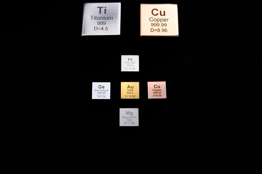 Was ist Germanium? Germanium ist ein chemisches Element mit dem Symbol Ge und der Ordnungszahl 32 im Periodensystem. Es ist ein Halbmetall und wurde erstmals im Jahr 1886 von dem deutschen Chemiker Clemens Winkler entdeckt. Germanium hat ähnliche Eigenschaften wie Silizium und Zinn und liegt oft in Verbindung mit anderen Mineralien wie Zinkblende und Argyrodit vor. Eigenschaften von Germanium Germanium hat einige bemerkenswerte Eigenschaften, die es zu einem vielseitigen Element machen. Es hat eine grauweiße Farbe und ist sehr hart, spröde und undurchsichtig. Es schmilzt bei einer Temperatur von 937,4 °C und siedet bei 2.830 °C. Germanium hat eine Dichte …