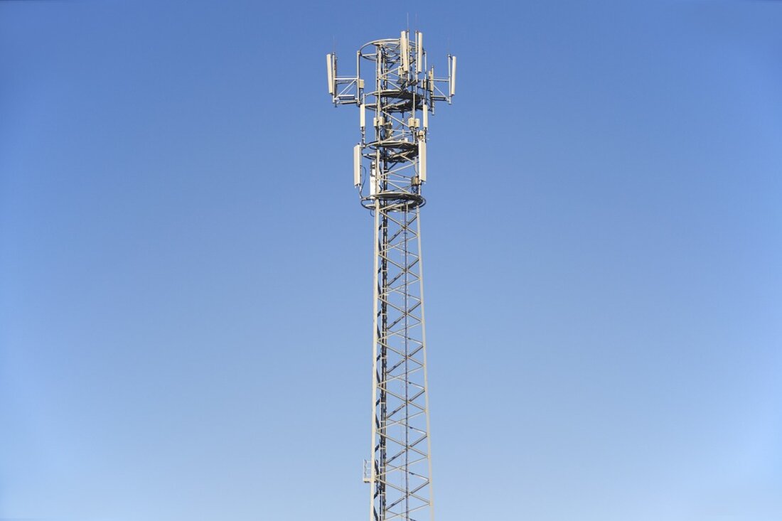 Was ist LTE und warum sollte es Ihr mobiles Internet revolutionieren? In unserer heutigen digitalen Welt ist das mobile Internet für viele Menschen zu einem unverzichtbaren Bestandteil ihres Alltags geworden. Es ermöglicht ihnen, jederzeit und an jedem Ort online zu sein, um Informationen abzurufen, mit anderen zu kommunizieren oder verschiedene Online-Dienste zu nutzen. Eine Technologie, die dabei eine entscheidende Rolle spielt, ist die LTE-Technologie. In diesem Artikel werden wir uns genauer mit LTE befassen, was es ist und warum es das mobile Internet revolutionieren kann. Was ist LTE? LTE steht für Long Term Evolution und ist eine Mobilfunk-Technologie, die eine &hellip;