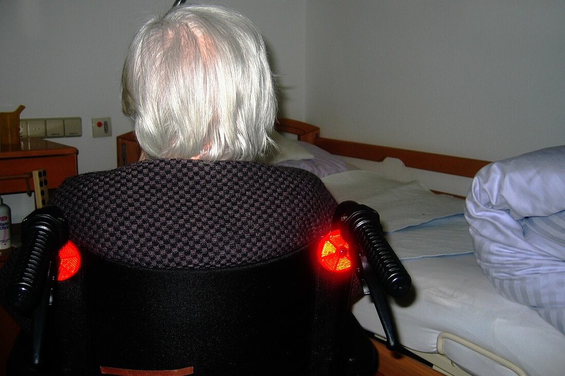 Was ist der Unterschied zwischen Alzheimer und Demenz? Alle wichtigen Fakten im Überblick In der heutigen Gesellschaft sind Alzheimer und Demenz weit verbreitete Begriffe, die oft synonym verwendet werden. Aber es gibt einen deutlichen Unterschied zwischen den beiden. Demenz ist ein Oberbegriff für eine Vielzahl von Symptomen und Erkrankungen, während Alzheimer eine spezifische Art der Demenz ist. In diesem Artikel möchten wir die Unterschiede zwischen Alzheimer und Demenz genauer erläutern und wichtige Fakten dazu bereitstellen. Demenz: Ursachen, Symptome und Arten des Krankheitsbildes Was ist Demenz? Demenz ist ein Begriff, der eine Minderung der geistigen Fähigkeiten beschreibt, die das tägliche Leben …