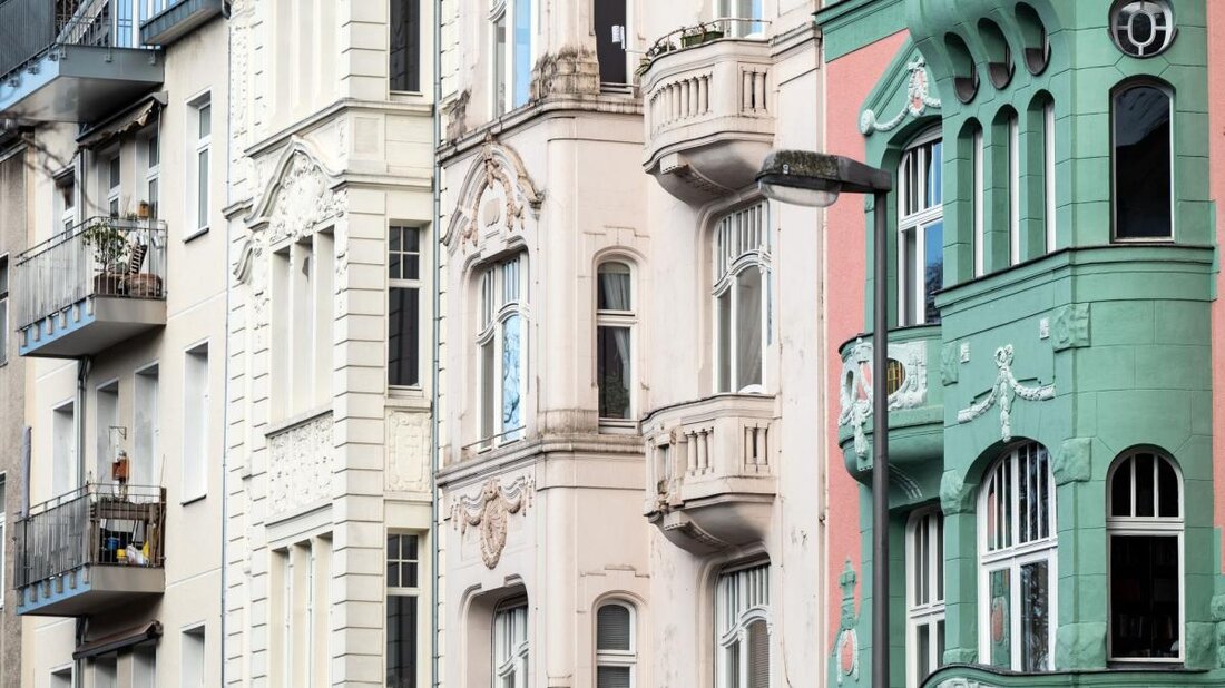 Gemäß einem Bericht von www.welt.de, steht die Grundsteuerreform in Nordrhein-Westfalen in diesem Jahr in den Kommunen bevor. Erste Berechnungen deuten darauf hin, dass es zu einer Verschiebung zu Lasten von Wohngrundstücken kommen könnte. Kommunalverbände warnen vor einer möglichen Lastenverschiebung und fordern eine Korrektur von der Landesregierung. Die Kommunen verfügen über Gestaltungsmöglichkeiten bei der Grundsteuer und der Gewerbesteuer, indem sie die Hebesätze im Rahmen ihrer Selbstverwaltung festlegen. Es wird erwartet, dass die neuen Grundsteuerbescheide im zweiten Halbjahr 2024 verschickt werden. Die Grundsteuerreform könnte massive Auswirkungen auf den Immobilienmarkt in Nordrhein-Westfalen haben. Sollten sich die Befürchtungen der Kommunalverbände bewahrheiten, dass Wohngrundstücke stärker …