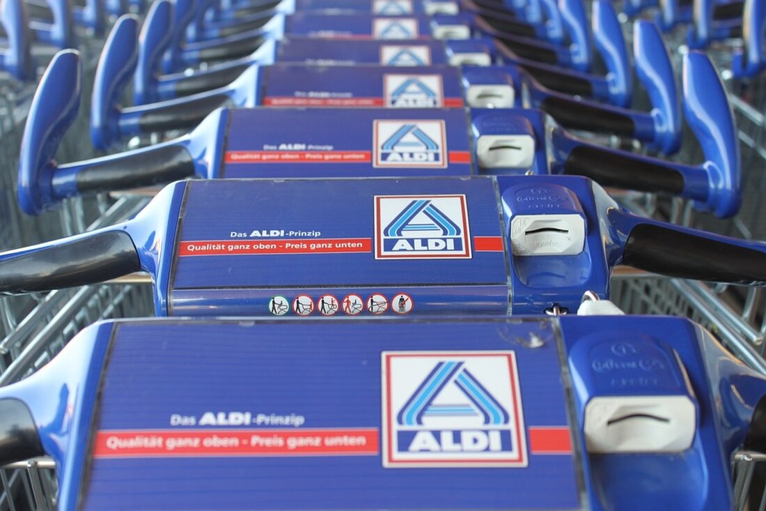 Gemäß einem Bericht von www.express.de, hat die Verbraucherzentrale Hamburg die Schokolade der Aldi-Eigenmarke „Moser Roth“ zur „Mogelpackung des Monats“ ernannt. Es wird behauptet, dass die Füllmenge der Schokolade versteckt reduziert und die Preise erhöht wurden. Auch die Verpackung wurde größer, um den Eindruck einer gleichen Menge zu vermitteln, obwohl die tatsächliche Menge verringert wurde. Zudem soll Aldi Nord an wertgebenden Zutaten gespart haben, was zu einer Verschlechterung der Qualität führte. Auf Nachfrage von der Verbraucherzentrale äußerte sich Aldi Nord, dass die Veränderung der Packungen aus „produktionstechnischen Gründen“ erfolgte und dass die Preiserhöhungen im Schokoladensegment allgemein seien. Diese Anschuldigungen durch die …