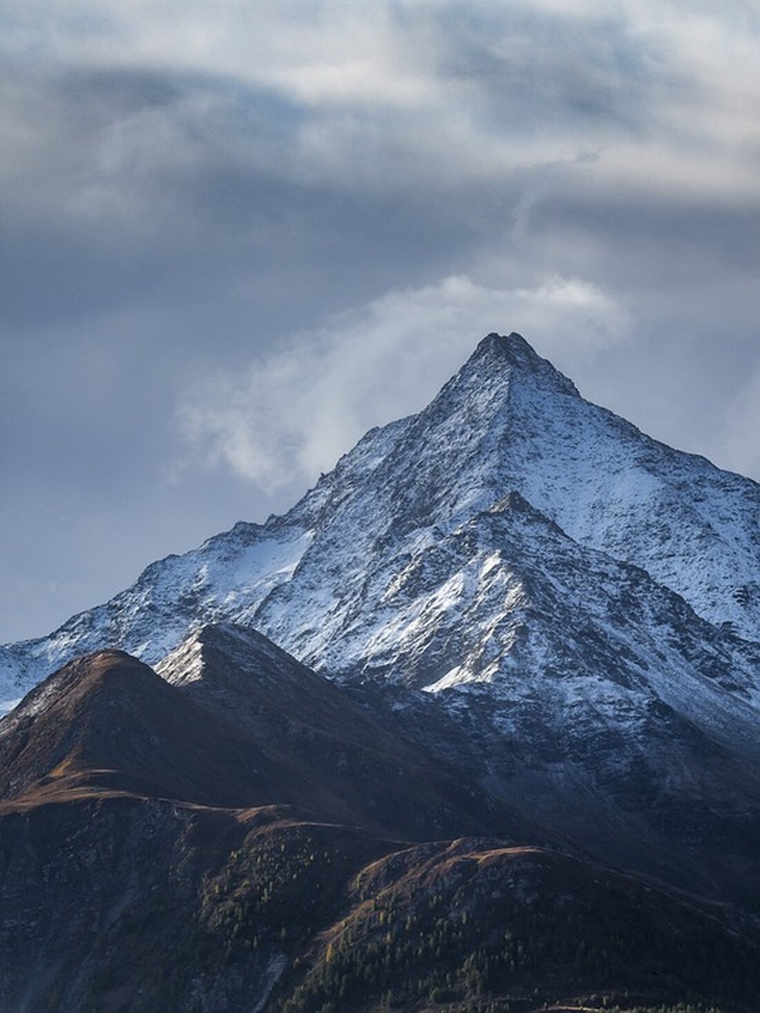 Wie www.finanzen.net berichtet, hat die Genehmigung der Bitcoin-Spot-ETFs durch die US-Börsenaufsichtsbehörde (SEC) zu einem massiven Kursverlust bei der Kryptowährung geführt. Eine wichtige Rolle bei den Verkäufen dürften die Krypto-Wale gespielt haben, die Bitcoin im Milliardenwert abgestoßen haben. Dieser Beitrag analysiert die Auswirkungen der Kursverluste und die Rolle der Krypto-Wale in diesem Zusammenhang. Die Milliardenabflüsse der einflussreichen Bitcoin-Wale Laut Daten von &#8222;Santiment&#8220; haben Krypto-Wale zwischen dem 10. und 24. Januar rund 70.000 Bitcoins im Wert von etwa 2,7 Milliarden US-Dollar verkauft, nachdem die Bitcoin-Spot-ETFs genehmigt wurden. Diese Großanleger, die mindestens 1.000 Bitcoins besitzen, verfügen über eine beträchtliche Marktmacht und haben die &hellip;