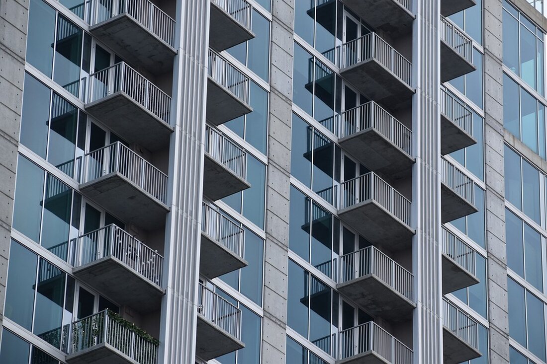 Leipzig schneidet bei Gewerbeimmobilien erstaunlich gut ab. Das frühere Quelle-Areal fand im zweiten Anlauf einen Käufer, ein großer Lebensmittel-Lieferdienst siedelt sich neu an. Optimismus ziehen Fachleute auch aus zahlreichen Gewerbe-Baustellen. Auch der Leipziger Markt für Gewerbeimmobilien litt im vergangenen Jahr unter steigenden Zinsen und konjunktureller Flaute in Deutschland. „Mit einem Umsatz von 610 Millionen Euro zeigte sich der Standort Leipzig im bundesweiten Vergleich aber als außergewöhnlich robust“, sagt Stefan Sachse, Geschäftsführer und Leipziger Niederlassungsleiter von BNP Paribas Real Estate. Die Auswirkungen auf den Leipziger Gewerbeimmobilienmarkt Gemäß einem Bericht von www.lvz.de, zeigt sich der Leipziger Markt für Gewerbeimmobilien als widerstandsfähig, trotz …