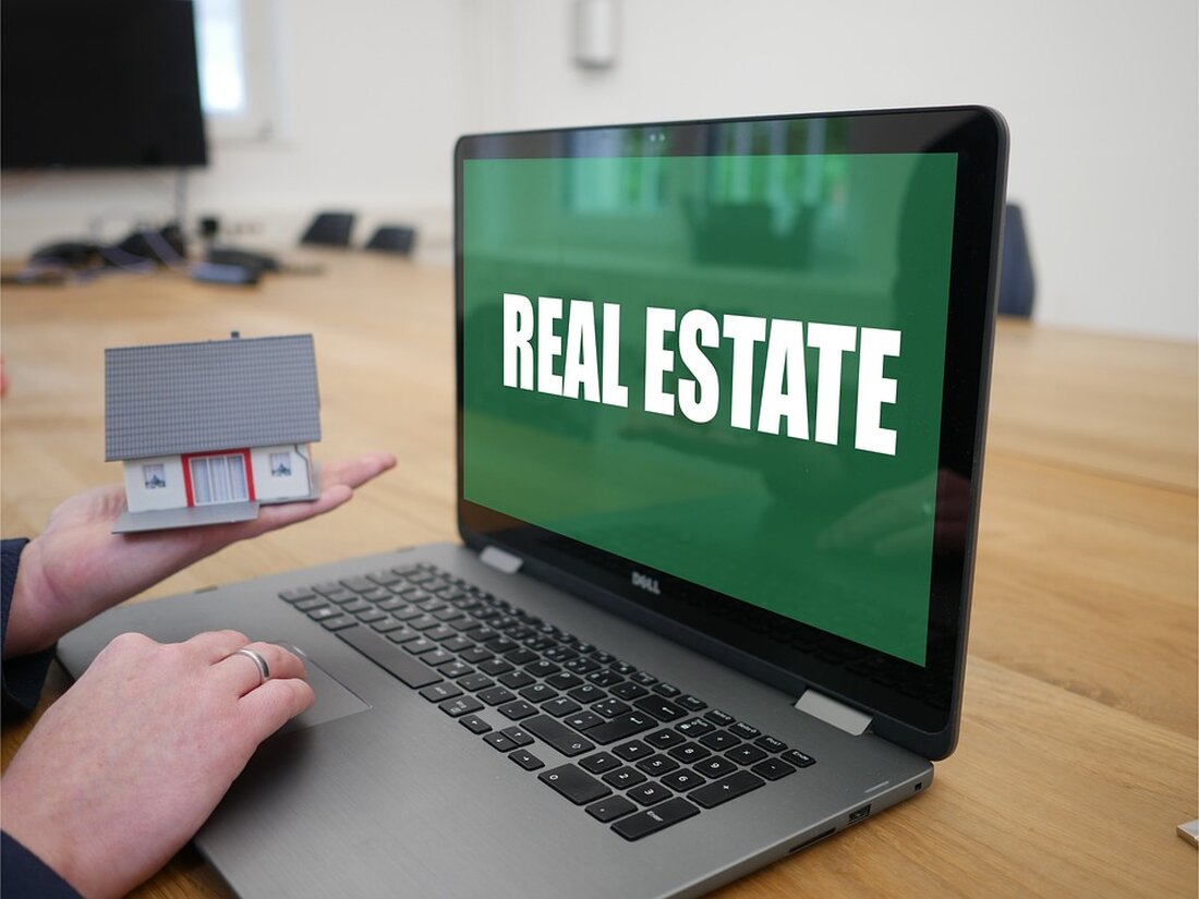 Gemäß einem Bericht von www.zvw.de, ist die Immobilienblase im Rems-Murr-Kreis geplatzt und die Preise für Häuser und Wohnungen sind deutlich gesunken. Im Durchschnitt kostet eine Eigentumswohnung pro Quadratmeter 3000 Euro, im Vergleich zu 3200 Euro vor einem Jahr. Die Preise für Häuser sind sogar noch stärker gesunken, aktuell kostet ein Haus im Durchschnitt 495.000 Euro, im Vergleich zu 530.000 Euro im Vorjahr. Als Gründe für den Preisverfall werden gestiegene Zinsen und hohe Inflation genannt. Aufgrund der erhöhten Zinsen sind Häuser für viele Interessenten nicht mehr finanzierbar, daher schauen sie sich eher nach preisgünstigeren Wohnungen um. Die hohe Inflation belastet zudem …