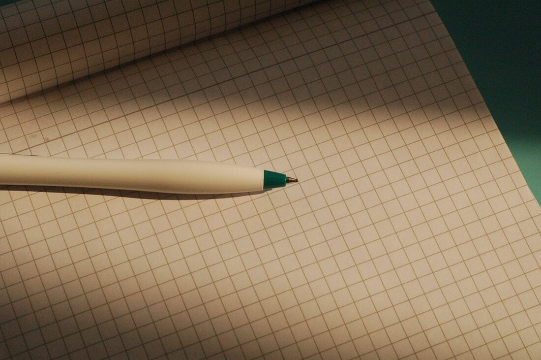 Gemäß einem Bericht von amp2.wiwo.de, müssen Immobilienbesitzer in Deutschland möglicherweise erneut eine Grundsteuererklärung abgeben. Die Grundsteuerreform, die im Jahr 2019 verabschiedet wurde, könnte dazu führen, dass die bereits abgegebene Erklärung erneut überarbeitet werden muss, um mit den neuen Regelungen in Einklang zu stehen. Als Experte für den Immobilien-Markt sehe ich diese Entwicklung mit gemischten Gefühlen. Einerseits wird die neue Grundsteuerreform voraussichtlich zu höheren Steuerbelastungen für einige Immobilienbesitzer führen, insbesondere für Besitzer von Grundstücken in Ballungsräumen. Andererseits könnte die Reform auch die Transparenz und Fairness bei der Bewertung von Grundstücken verbessern. Die Auswirkungen auf den Immobilien-Markt werden vielfältig sein. So könnten &hellip;