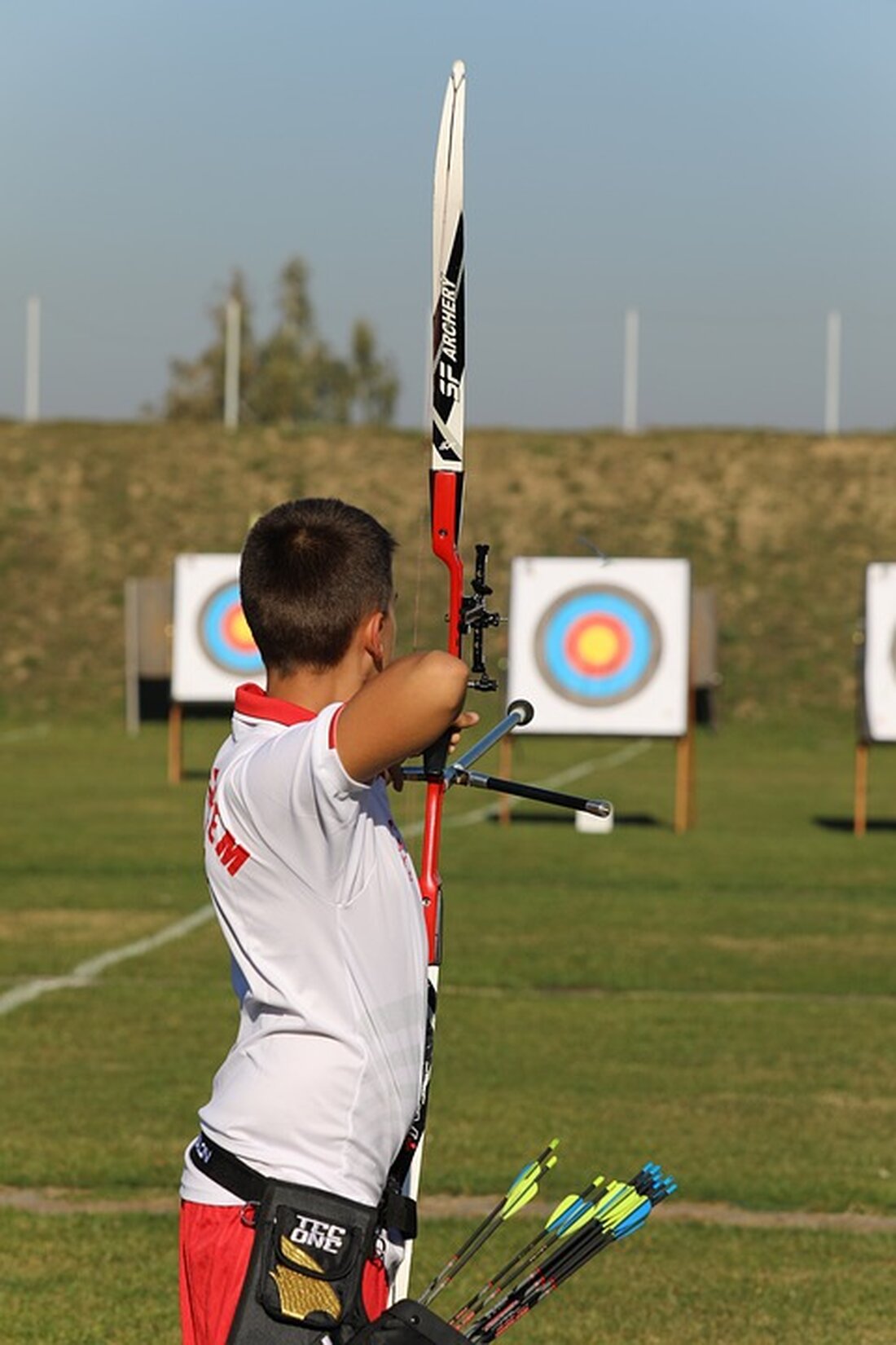 Gemäß einem Bericht von www.fr.de, nehmen telefonische Betrugsmaschen, insbesondere diejenigen, die sich als Mitarbeiter der Lottogesellschaft ausgeben, stetig zu und werden immer raffinierter. Die Kriminellen verwenden hochprofessionelle Methoden und setzen teilweise sogar Künstliche Intelligenz ein, um ihre Opfer zu täuschen. Die Sächsische Lotto-GmbH warnte eindringlich vor betrügerischen Anrufen und gab Hinweise zur Erkennung solcher unseriösen Anrufe. Die telefonischen Betrugsfälle haben bereits zu einem erheblichen finanziellen Schaden geführt, insbesondere für ältere Menschen, die häufig zum Ziel solcher Anrufe werden. Laut Bundeskriminalamt werden vermehrt Energie-, Telefon- und Mobilfunkverträge sowie Teilnahmeverträge an Gewinnspielen und Lotterien telefonisch abgeschlossen, ohne dass die Betroffenen sich dessen …