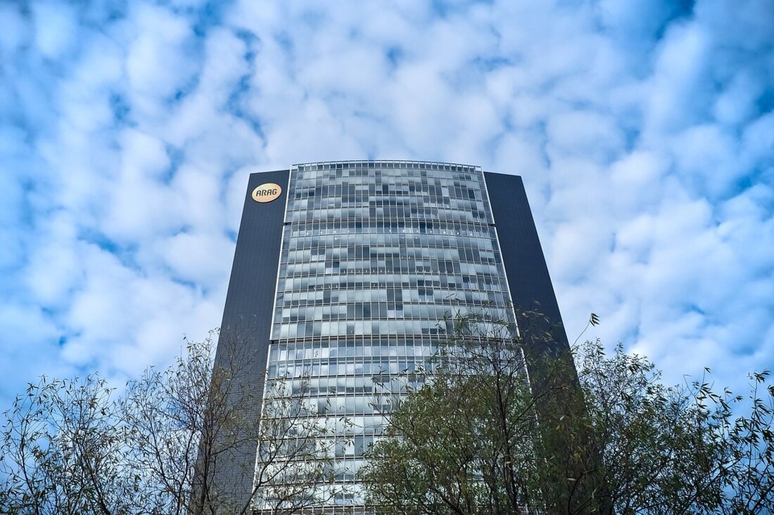 Gemäß einem Bericht von www.merkur.de, hat die Zeitschrift „Finanztest“ 80 verfügbare Angebote für Versicherungen von Photovoltaikanlagen miteinander verglichen. Dabei stellte sich heraus, dass nur 33 dieser Angebote die Mindestkriterien erfüllten. Die Installation einer Photovoltaikanlage kann, je nach Größe und Leistung, mehrere zehntausend Euro kosten. Daher ist es wichtig, die Anlage mit einer geeigneten Versicherung abzusichern, um mögliche Risiken zu minimieren. Laut „Finanztest“ empfiehlt es sich, den Schutz einer PV-Anlage in die Wohngebäudeversicherung zu integrieren, da dies die Abwicklung erleichtert, sollte sowohl die Anlage als auch das Haus Schaden nehmen. Diese Integration ist bei vielen Anbietern über einen Zusatzbaustein möglich. Die …