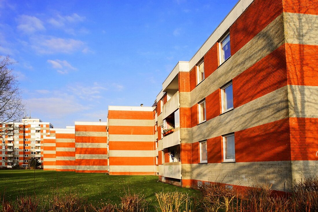 Gemäß einem Bericht von www.moz.de, sind Mietwohnungen derzeit stark nachgefragt und die Kosten steigen kontinuierlich. Dr. Frank Schädlich von der SGV Vermögensverwaltung GmbH in Bernau prognostiziert, dass die Nachfrage weiter zunehmen wird, was das Finden einer Wohnung zu einem komplexen Thema macht. Diese Entwicklung hat verschiedene Auswirkungen auf den Immobilienmarkt. Zum einen können Vermieter höhere Mieten verlangen, da die starke Nachfrage es ihnen ermöglicht, ihre Preise zu erhöhen. Dies ist besonders in Ballungsgebieten und beliebten Wohnvierteln zu beobachten, wo die Konkurrenz um Wohnraum besonders hoch ist. Auf der anderen Seite bietet die steigende Nachfrage auch Investitionsmöglichkeiten für Immobilienentwickler und -investoren, &hellip;