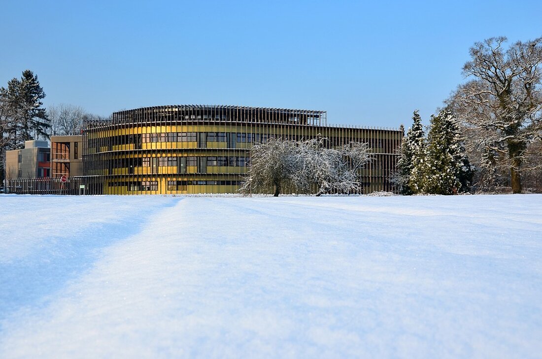 Gemäß einem Bericht von https://www.moz.de/lokales/eberswalde/immobilien-am-werbellinsee-neue-plaene-in-altenhof-fuer-hotel_-wohnungen-und-einkaufen-73002445.html&#8220; target=&#8220;_blank&#8220; rel=&#8220;nofollow noopener&#8220;>moz.de, Der Artikel berichtet über neue Pläne in Altenhof am Werbellinsee, bei denen ein ehemaliges FDGB-Ferienheim zu einem Hotel mit rund 100 Betten umgebaut werden soll. Weiterhin sollen Ferienwohnungen, Eigentumswohnungen und Einkaufsmöglichkeiten entstehen. Als Experte für den Immobilienmarkt kann ich sagen, dass solche Entwicklungen signifikante Auswirkungen auf den lokalen Immobilienmarkt haben können. Die Schaffung neuer Wohn- und Gewerbeflächen wird die Attraktivität der Region erhöhen und die Nachfrage nach Immobilien steigern. Dadurch kann es zu einer Wertsteigerung von Bestandsimmobilien kommen. Darüber hinaus wird die geplante Erweiterung des touristischen Angebots die Wirtschaft in der Region &hellip;