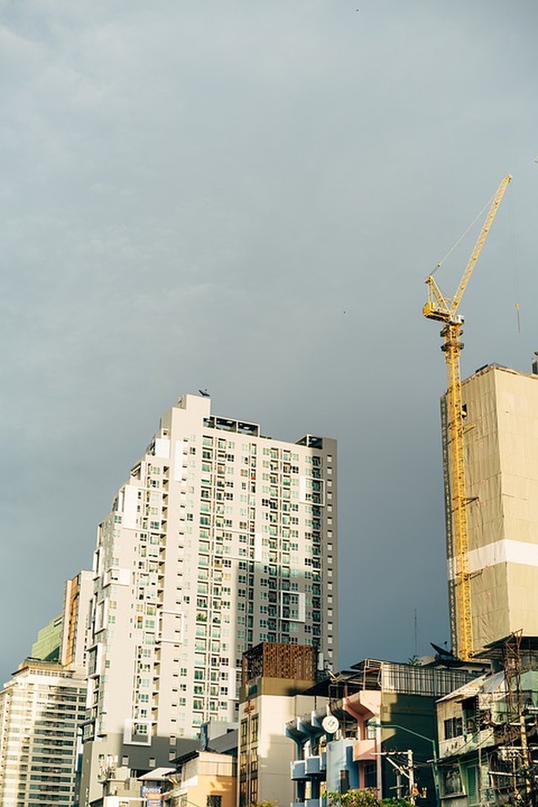 Gemäß einem Bericht von www.infosperber.ch, Seit der deutsche Bundesgerichtshof der Schuldenschummelei der Regierung ein Ende setzte, beisst sich die Ampelkoalition die Zähne aus, wie das 60-Milliarden-Loch gestopft werden kann. Es muss nicht auf Kosten der Sanierung der Deutschen Bahn oder der Digitalisierung oder der Sozialleistungen gehen. Es würde genügen, sämtliche Subventionen für klima- und umweltschädigende Aktivitäten abzuschaffen. Steuererleichterungen oder Steuerprivilegien sind Subventionen mit anderem Namen. Deren Abschaffen würde Einsparungen von rund 65 Milliarden Euro bringen. Der Abbau der Subventionen müsste konsequent aber schrittweise erfolgen. Die 65 Milliarden könnten deshalb nicht auf einen Schlag eingespart werden, aber wenigstens mittelfristig. Das Einsparpotenzial &hellip;