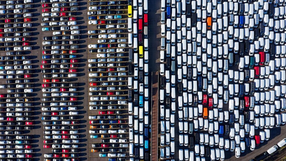 Gemäß einem Bericht von www.tagesschau.de, Im Jahr 2023 wurden in Deutschland deutlich mehr Neuwagen zugelassen als im Jahr zuvor. Die Pkw-Neuzulassungen stiegen im Gesamtjahr um 7,3 Prozent auf 2,84 Millionen, wobei die gewerblichen Neuzulassungen einen Anteil von 67,1 Prozent ausmachten. Dieser Trend wurde jedoch im Dezember durch ein Minus von 23 Prozent gedämpft. Insbesondere die deutschen Oberklasse-Autobauer BMW, Mercedes-Benz und Porsche verzeichneten zweistellige Zuwächse, wohingegen Volkswagen trotz eines Zuwachses von knapp acht Prozent mit einem Marktanteil von 18,8 Prozent die meistverkaufte Marke blieb. Bei den importierten Marken verzeichneten chinesische Marken wie Great Wall Motor (GWM) und Nio signifikante Zuwächse, während …