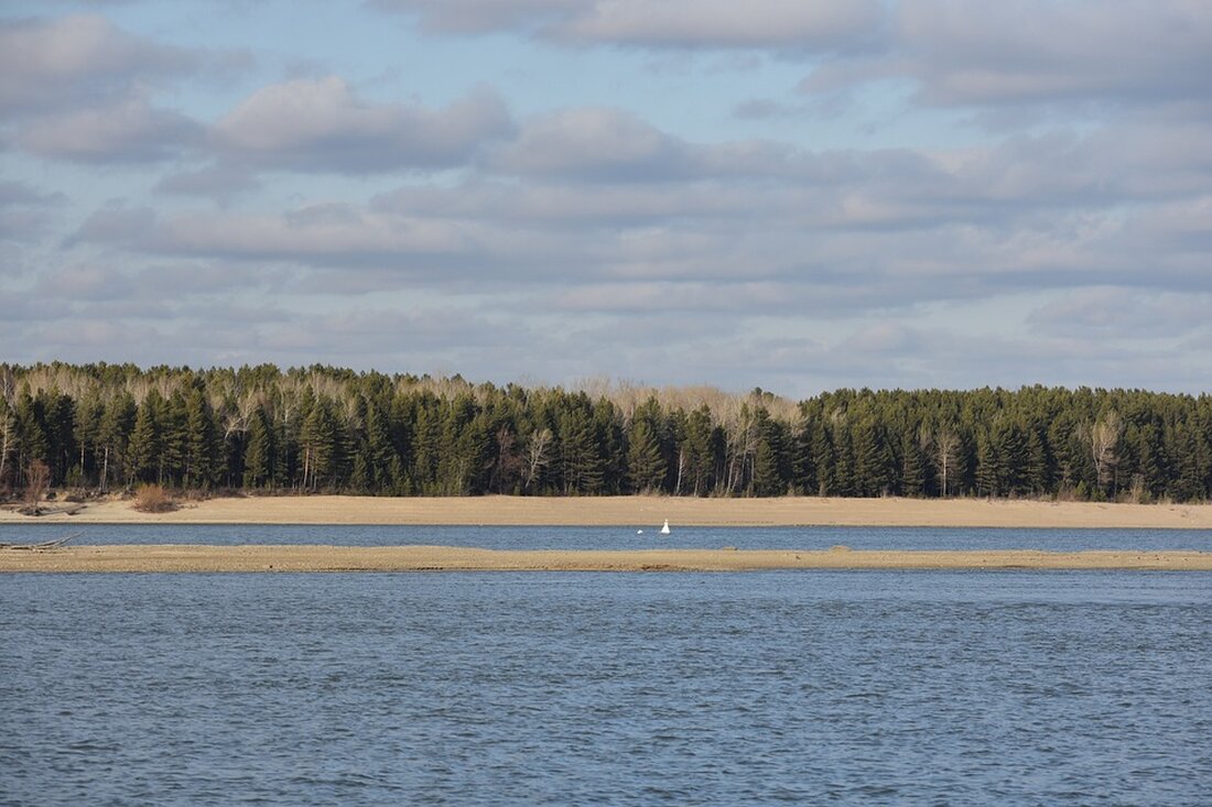 Gemäß einem Bericht von www.br.de, Selten wurde so viel über ein Gesetz berichtet und diskutiert, wie über das Heizungsgesetz. Und obwohl es beschlossene Sache ist, sind noch immer nicht alle Unklarheiten ausgeräumt. Das merkt man beim Verband für Immobilienbesitzer „Haus und Grund“ vor allem daran, dass aktuell täglich bis zu 20 Neuanmeldungen eingehen. „Es ist eine riesige Verunsicherung zu spüren“, berichtet der Präsident, Rudolf Stürzer. Seien es Energiethemen, Fragen rund um die Wärme, das Mietrecht oder zu Neubauten. 1. Immobilienpreise sinken noch Zwar sinken die Immobilienpreise derzeit fast überall – das sei aber kein Grund zur Panik, so Stürzers Einschätzung. …