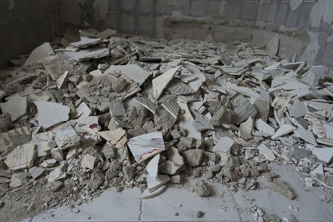 Gemäß einem Bericht von www.ww-kurier.de, sind viele alte Häuser von energetischen Problemen wie Wärmebrücken betroffen. Diese Wärmebrücken tragen dazu bei, dass Wärme aus dem Haus nach außen gelangt und somit zu einem unangenehmen Wohnklima sowie zu Feuchte-, Frost- und Schimmelschäden an der Bausubstanz führen kann. Typische Stellen, an denen Wärmebrücken auftreten, sind Aussenwandecken, Vorsprünge, Gauben, Fensterstürze oder Stahlbetonplatten. Die Behebung dieser Wärmebrücken erfordert oft umfangreiche Dämmmaßnahmen und kann dadurch Kosten verursachen. Eine Möglichkeit, Wärmebrücken zu vermeiden, ist eine umfassende energetische Sanierung, bei der gleichzeitig mit der Außenwanddämmung auch die Fenster erneuert werden. Auch Rollladenkästen und Heizkörpernischen können zu Wärmebrücken werden, …