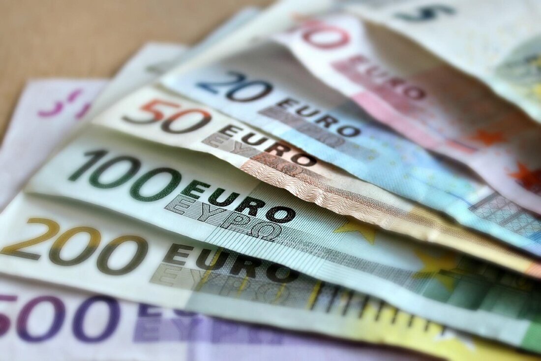 Gemäß einem Bericht von www.derwesten.de, Der Verkauf einer Zwei-Euro-Münze für 99.000 Euro sorgt derzeit für Aufsehen im Internet. Es handelt sich um eine Gedenkmünze der Hansestadt Bremen mit einer Abbildung des Bremer Rathauses und der Roland-Statue, die als „sehr selten“ angepriesen wird. Der Verkäufer behauptet, dass es sich um eine „Monometall-Variante“ handelt, was die Münze angeblich zu einem Unikat macht und ihren hohen Wert rechtfertigt. Ein Experte warnt jedoch vor dem Kauf zu diesem exorbitanten Preis und schätzt den Wert auf maximal 1.000 Euro. Laut Expertenmeinung ist die angebotene Münze höchstwahrscheinlich keine 99.000 Euro wert, sondern maximal 1.000 Euro. Der …